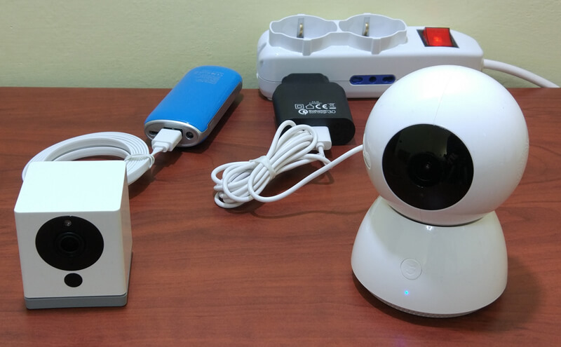 alimentatore e contenuto della confezione per xiaomi ip camera