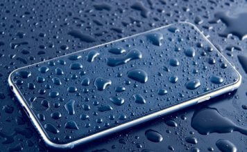 Come salvare e asciugare uno smartphone caduto in acqua