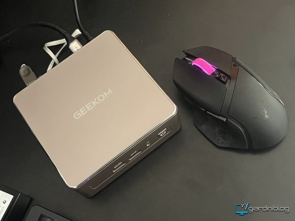 Mini PC Con Mouse Vicino