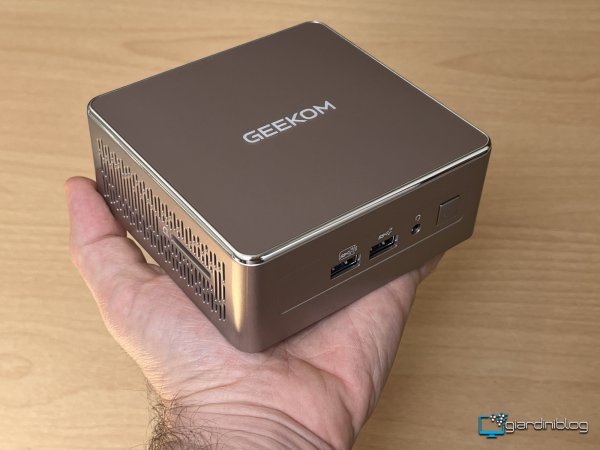 Mini PC In Mano