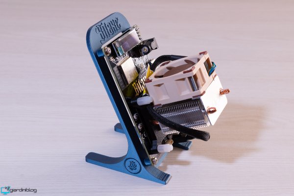 Bitaxe Gamma 601 With Stand