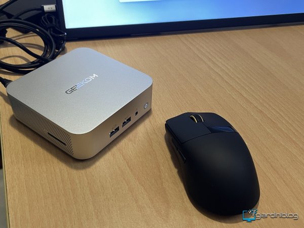 Foto Comparativa Del Modello A6 E Del Mouse