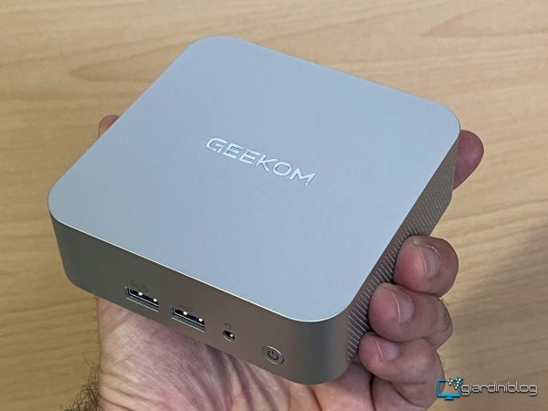 Geekom A6 In Mano