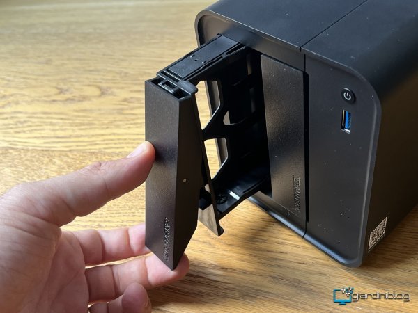 Accesso Dischi TerraMaster F2 425