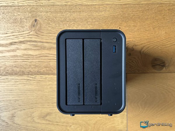 Parte Frontale TerraMaster F2 425