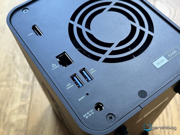 Porte E Connessioni Posteriori Su TerraMaster F2 425