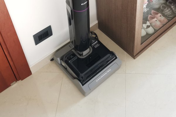 Eureka FloorShine 880 Base Pulizia