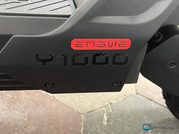 Y1000 Logo Sul Monopattino