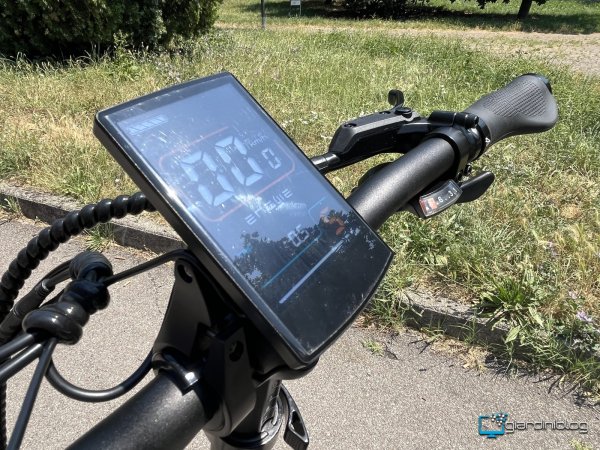 Display Di ENGWE O20 Boost Sotto La Luce Del Sole