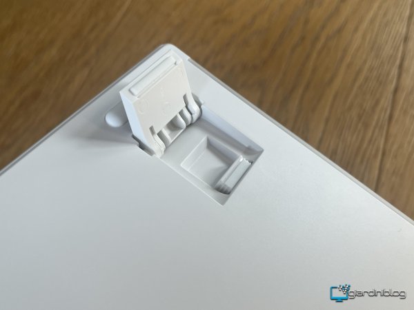 Dongle wireless Epomaker TH108 PRO alloggiato sotto il piedino